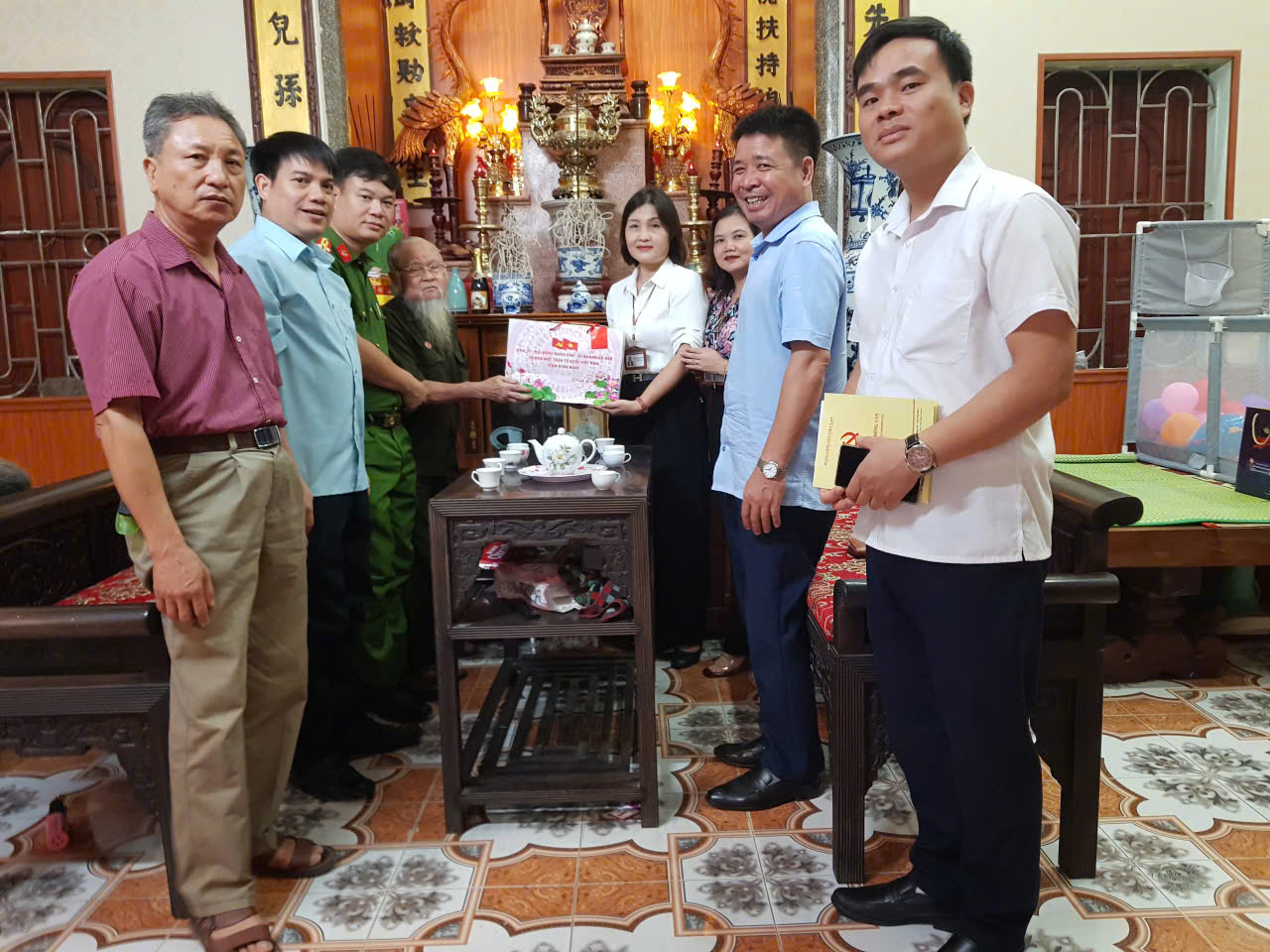 Phường Đồng Văn tổ chức các đoàn thăm hỏi nhân kỷ niệm 78 năm Ngày Thương binh - Liệt sĩ (27/7/1947 – 27/7/2025)