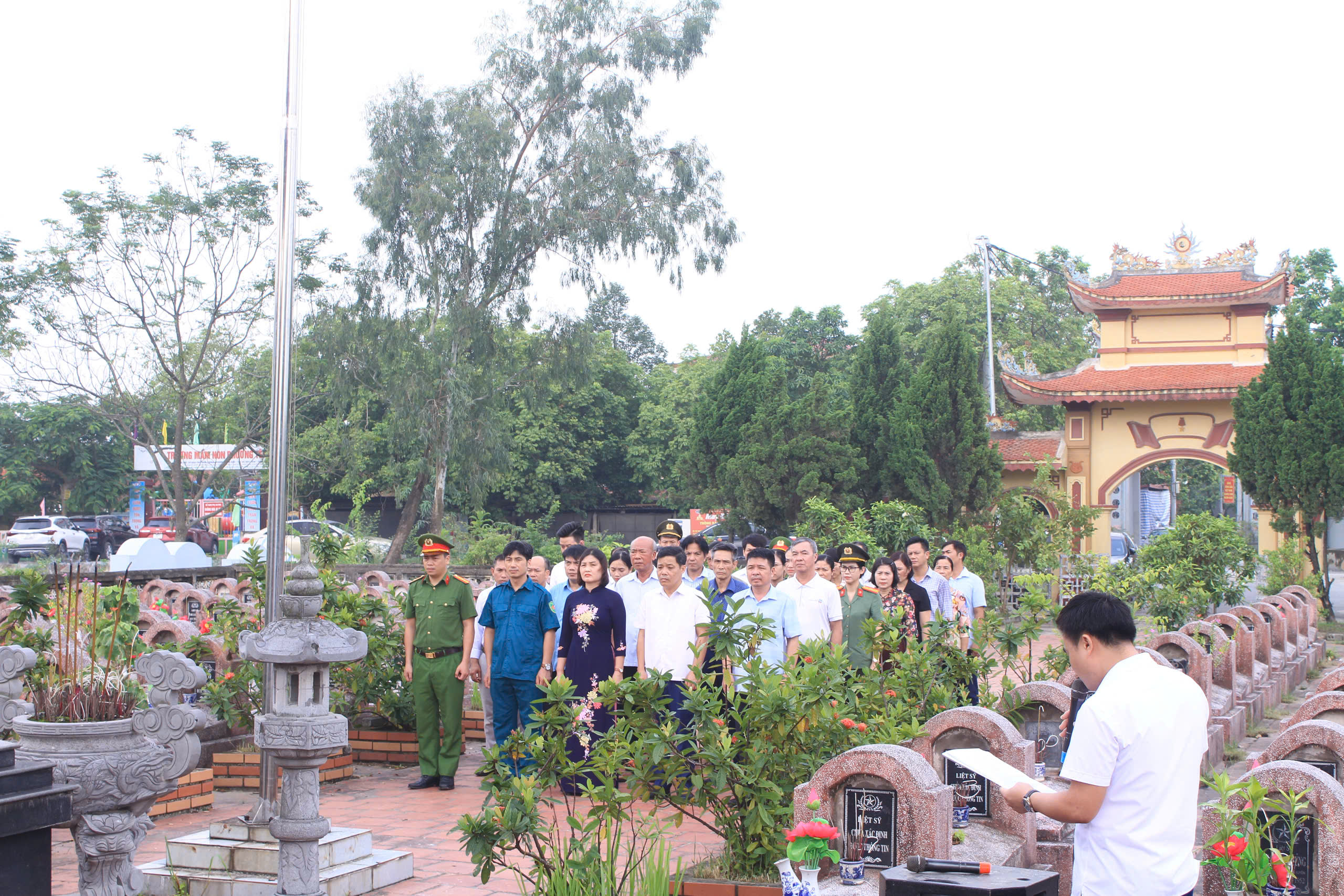 Đoàn đại biểu lãnh đạo phường Đồng Văn dâng hương, đặt vòng hoa tại nhà tưởng niệm Nguyễn Hữu Tiến và Đài tưởng niệm các anh hùng liệt sĩ phường