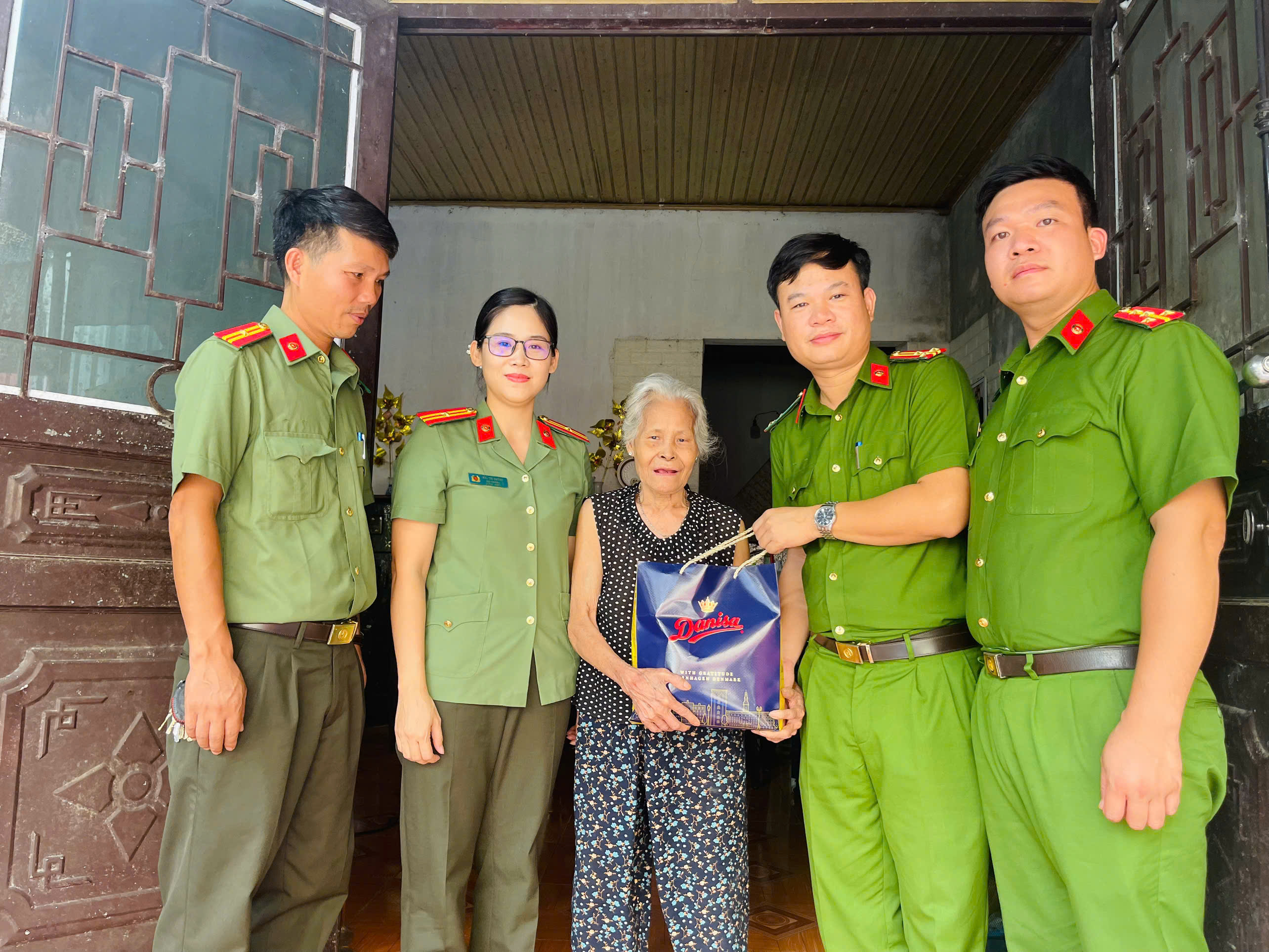 Công an phường Đồng Văn thăm,tặng quà các gia đình chính sách, người có công cách mạng trên địa bàn 